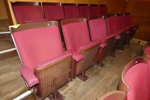 6 adet konser salonu katlanır koltuk, kırmızı döşemeli