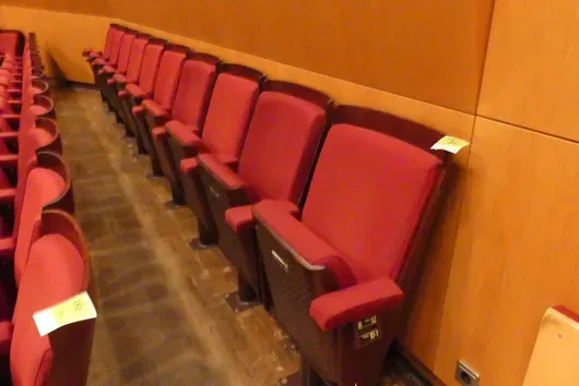 Teater-/salseter, 10 seter, polstrede klappsete, rød/brun