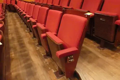 Tiyatro/salon koltukları, 13 oturma yeri, döşemeli katlanır koltuklar, kırmızı/kahverengi