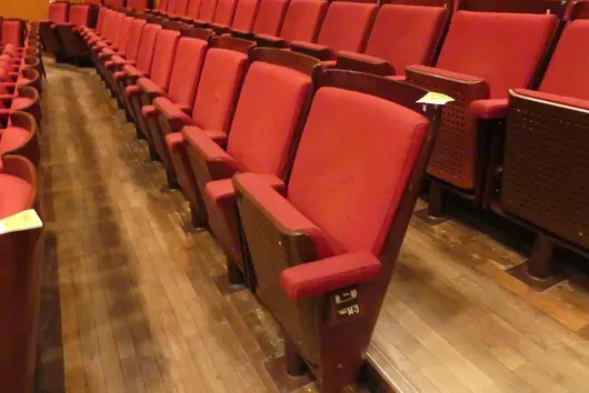 Teater-/salseter, 12 seter, polstrede klappsete, rød/brun