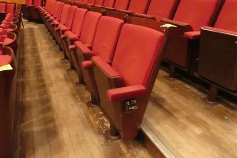 Tiyatro/salon koltukları, 12 oturma yeri, dolgulu katlanır koltuklar, kırmızı/kahverengi