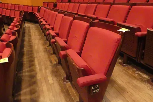 Teater-/salstoler, 21 seter, polstrede klappseter, rød/brun