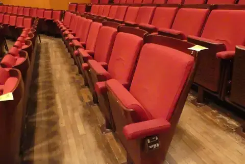 Tiyatro/salon koltukları, 21 oturma yeri, dolgulu katlanır koltuklar, kırmızı/kahverengi