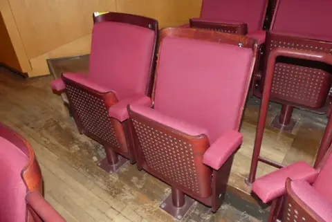 Tiyatro/salon koltukları, 2 oturma yeri, dolgulu katlanır koltuklar, kırmızı/kahverengi