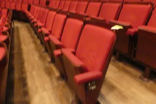 Teater-/salstoler, 20 seter, polstrede klappseter, rød/brun