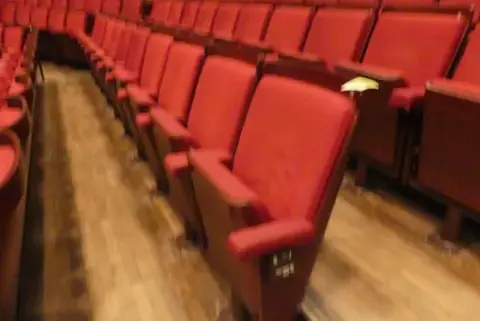 Tiyatro/salon koltukları, 20 kişilik, döşemeli katlanır koltuklar, kırmızı/kahverengi