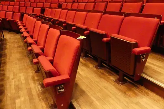 Teater-/salstoler, 2 rader, 39 seter, polstrede klappseter, rød/brun