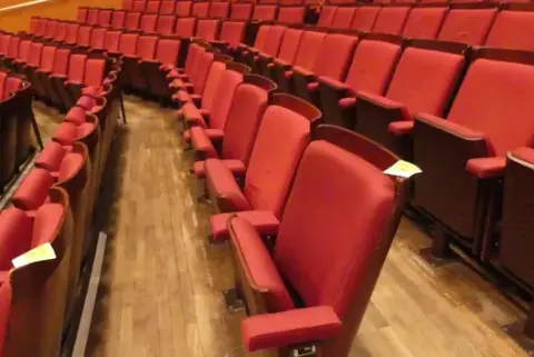 Tiyatro/salon koltukları, 19 kişilik, döşemeli katlanır koltuklar, kırmızı/kahverengi