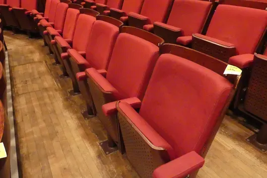 Teater-/salstoler, 19 seter, polstrede klappseter, rød/brun