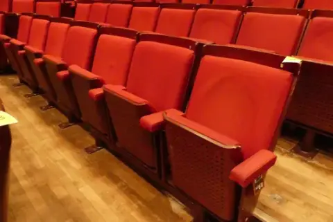 Tiyatro/salon koltukları, 18 oturma yeri, dolgulu katlanır koltuklar, kırmızı/kahverengi