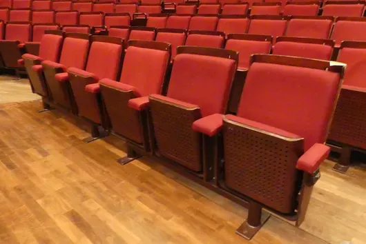 Teater-/salstoler, 6 seter, polstrede klappseter, rød/brun