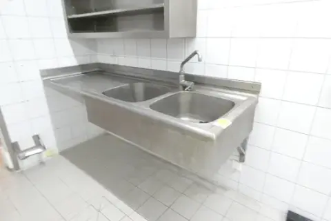 Kaksiosainen ruostumaton teräsallas hyllyllä, seinäkiinnitteinen