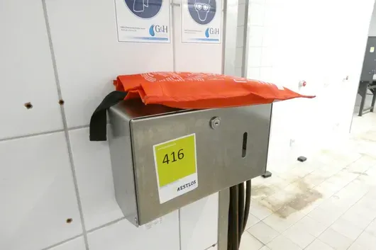 Ruostumaton paperipyyheannostelija lukolla
