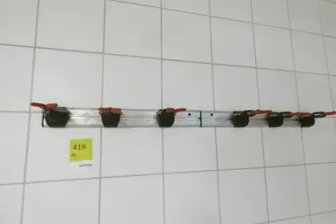 2x väline-/harjapidiklista kiinnityspitimillä, alumiinikisko, seinäasennus