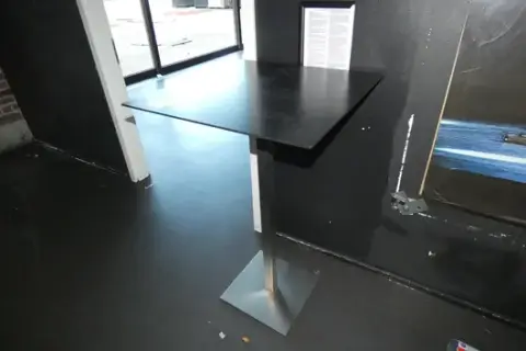 Korkea pöytä