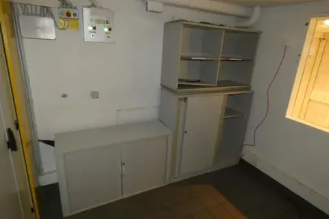 3x credenza, 1x cassettiera per scrivania, senza contenuto