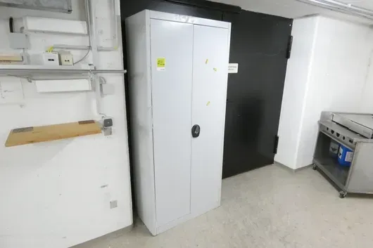 Metalskab, uden indhold