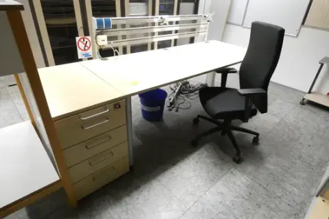 Scrivania con cassettiera e 1x sedia da ufficio