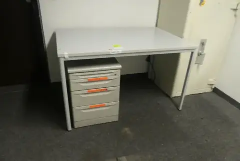 Scrivania con cassettiera, senza contenuto