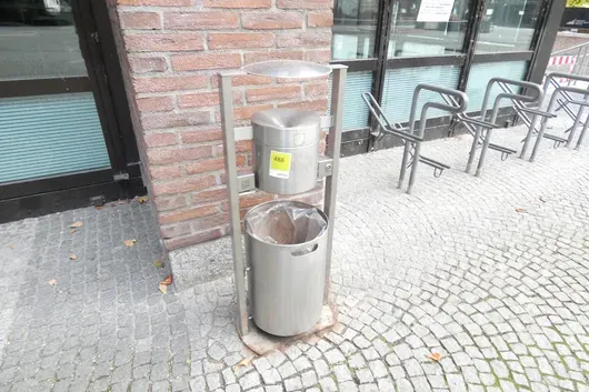 不锈钢立式烟灰缸与垃圾桶组合,带防雨顶棚