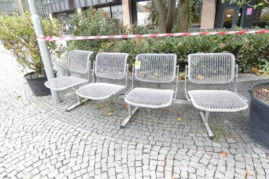 4-paikkainen katsomopenkki metalliverkkopenkeillä, ulkokäyttöön