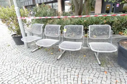 Metal kafes oturma kabuklu 4 kişilik tribün bankı, dış mekân