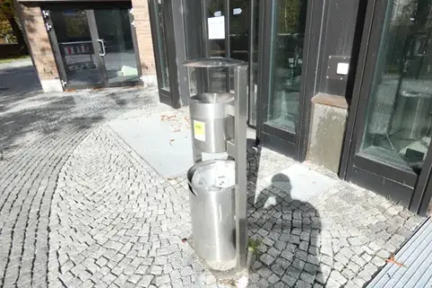 Rozsdamentes acél - hamutartó/hulladékoszlop hulladéktartóval, esővédővel, padlóra szerelhető
