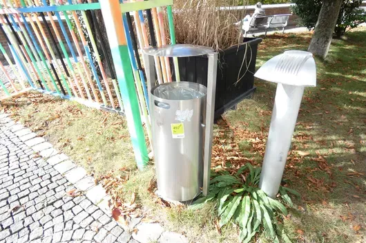 2 个不锈钢垃圾桶，带防雨顶，落地式支架，地面安装