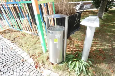 2 db rozsdamentes acél - hulladéktartó esővédővel, padlóra szerelhető állvánnyal