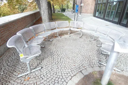 Sittekrets i metallgitter (traversbenk) og 2-seters benk