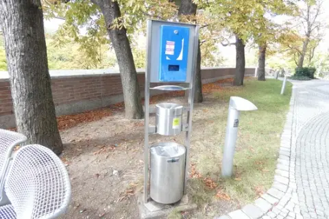 Cenicero-papelera de acero inoxidable con contenedor de residuos y caja superior azul