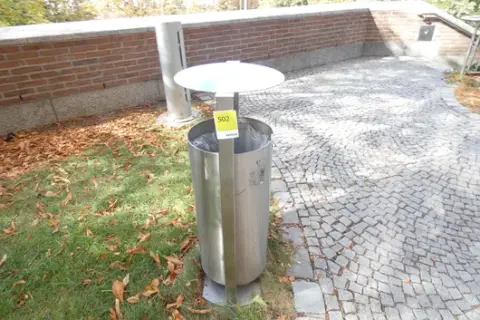 Contenedor de residuos de acero inoxidable con tejadillo, soporte para montaje en suelo