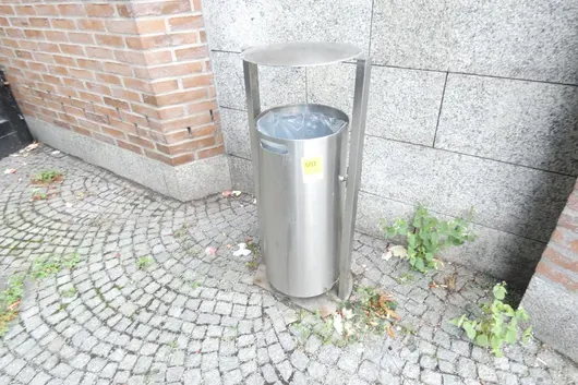 Avfallsbeholder i rustfritt stål med regntak, standerstativ for gulvmontering