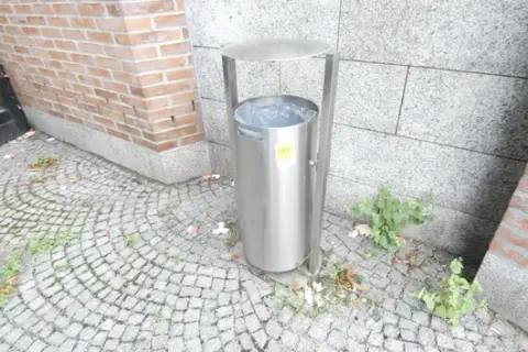 Contenedor de residuos de acero inoxidable con tejadillo, soporte para montaje en suelo