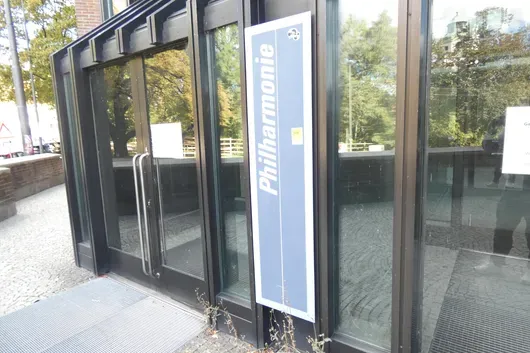 Skilt "Philharmonie", lodret format, facademontage