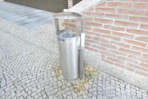 Contenedor de residuos de acero inoxidable con techo protector, soporte de pie para montaje en suelo