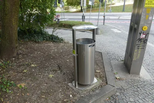 Contenedor de residuos con techo protector en poste de pie, acero inoxidable