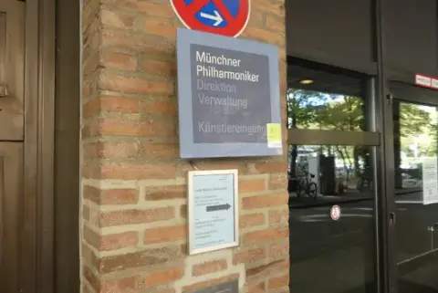 Skilt "Münchner Philharmoniker – Direktion, Administration, Kunstnerindgang", inkl. skilt i aluminiumsramme