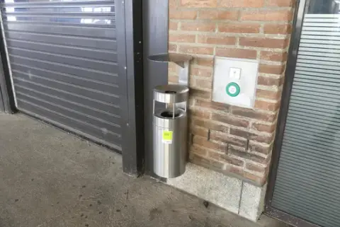 Askebæger-/affaldsbeholder-kombination med regntag på stander, rustfrit stål