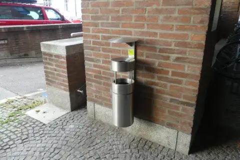 Combinație scrumieră și coș de gunoi cu acoperiș de ploaie pe stâlp, oțel inoxidabil