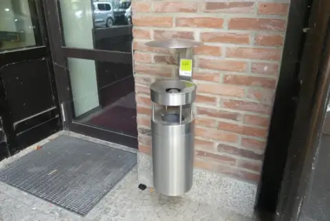 Комбінація попільнички та сміттєвого контейнера з дощовим дашком на стійці, нержавіюча сталь