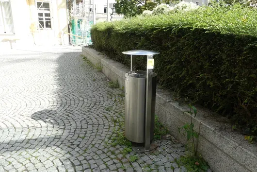 Contenedor de residuos con techo protector en poste, acero inoxidable
