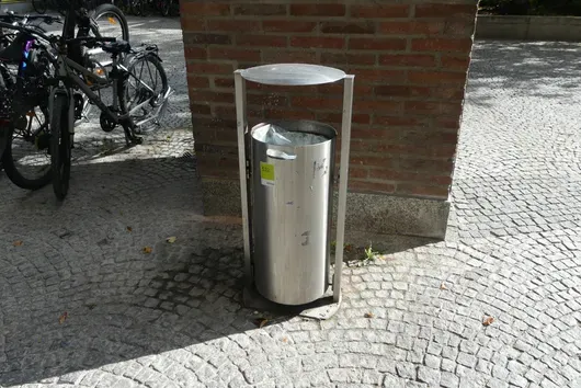 Affaldsbeholder med regntag på stander, rustfrit stål
