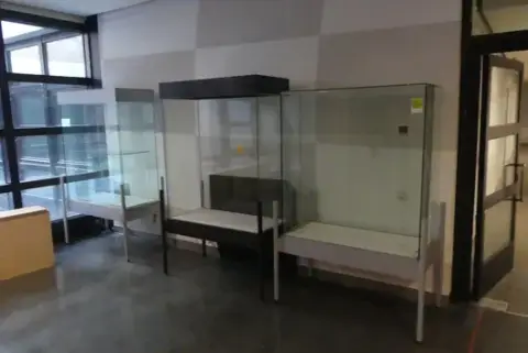 Metal çerçeveli 3 cam vitrin
