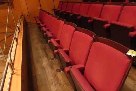 Teater-/salstoler, 5 seter, polstrede klappseter, rød/brun