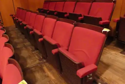 Tiyatro/salon koltukları, 9 oturma yeri, dolgulu katlanır koltuklar, kırmızı/kahverengi
