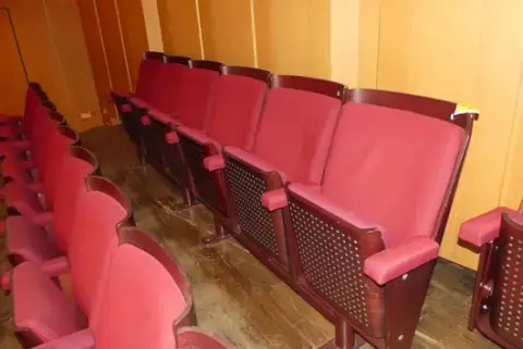 Tiyatro/salon koltukları, 6 oturma yeri, dolgulu katlanır koltuklar, kırmızı/kahverengi