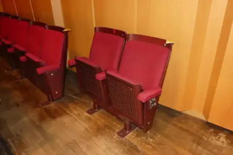 Tiyatro/salon koltukları, 2 oturma yeri, dolgulu katlanır koltuklar, kırmızı/kahverengi