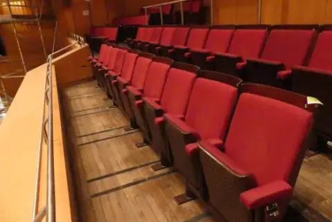 Tiyatro/salon koltukları, 10 kişilik, döşemeli katlanır koltuklar, kırmızı/kahverengi