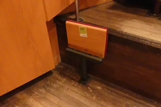 单个翻折座椅/紧急座椅，木质带红色座垫，落地安装